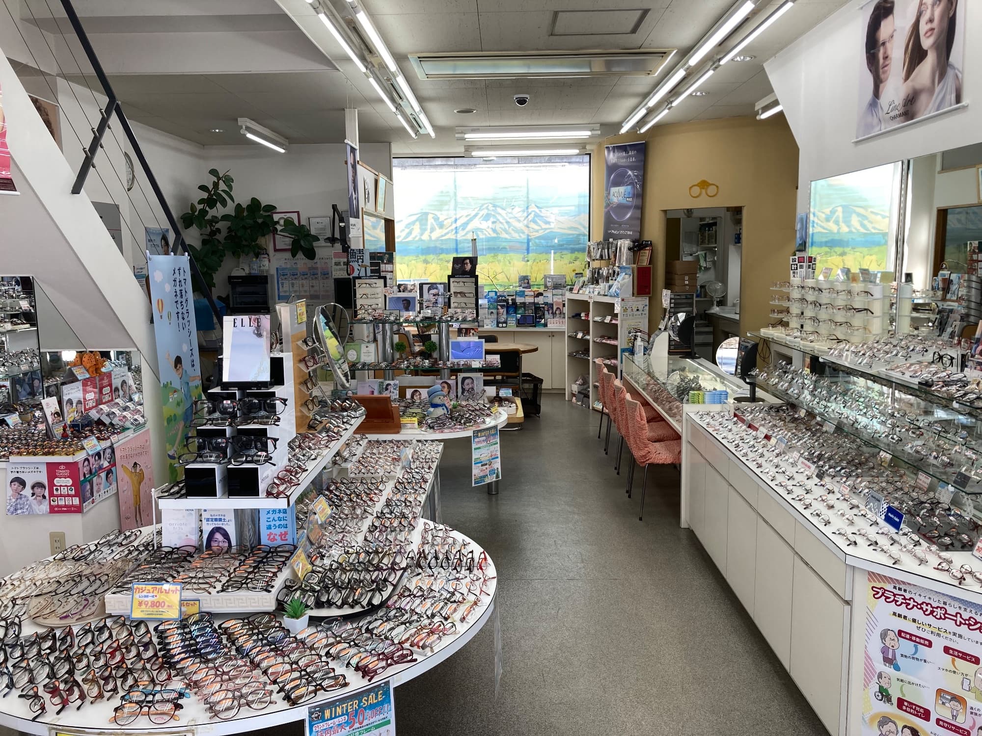 (有)メガネのフジタ(店内には視力検査室やコンタクト、補聴器コーナー等を設置しております)